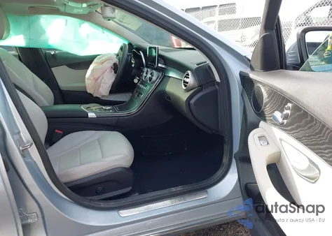 2017 Mercedes-Benz C 300 z USA, uszkodzony, nr VIN 55SWF4JB1HU190421